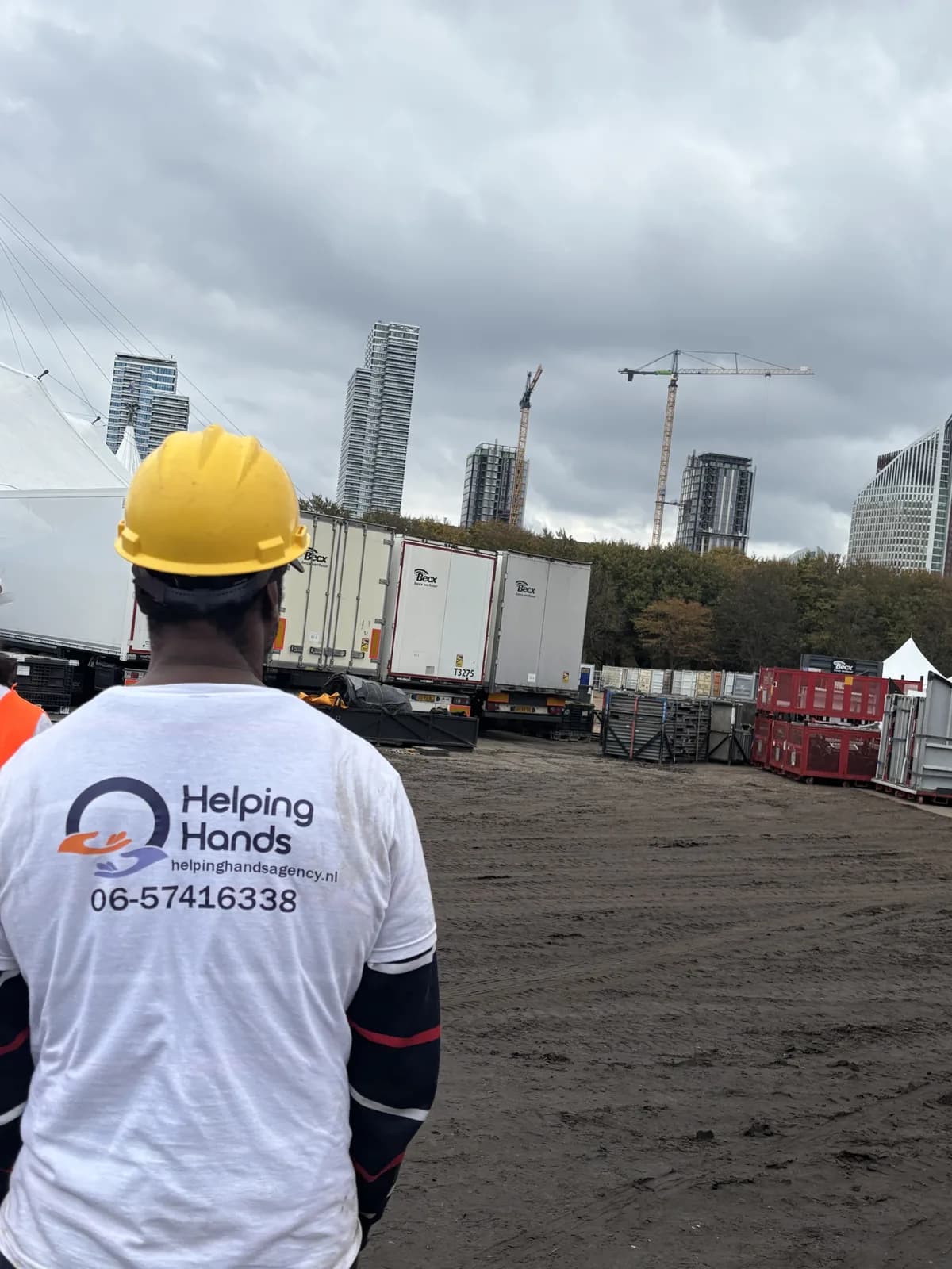 Eventpersoneel van Helping Hands tijdens een productie in Den Haag