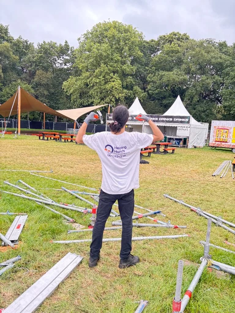 Crew tijdens festivalopbouw met branding