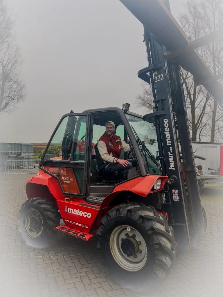 Helping Hands crew op heftruck tijdens logistiek
