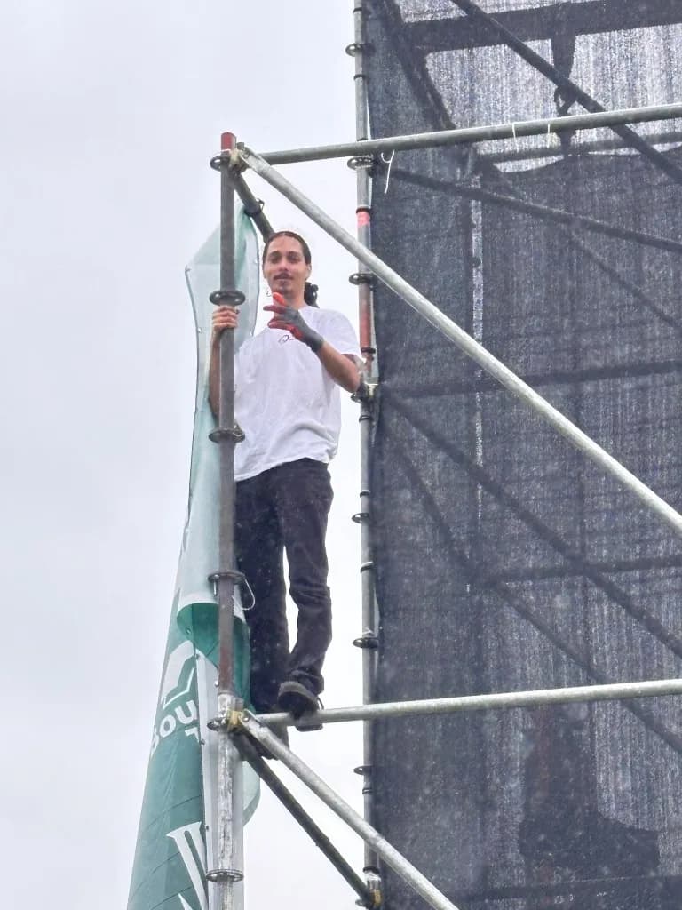 Helping Hands crewlid op scaffolding tijdens opbouw